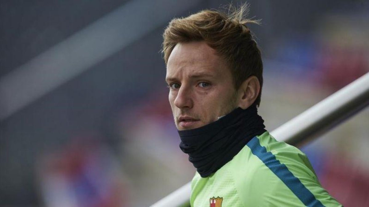 Rakitic, a punto de empezar un entrenamiento del Barça en la ciudad deportiva.-EFE / ALEJANDRO GARCIA