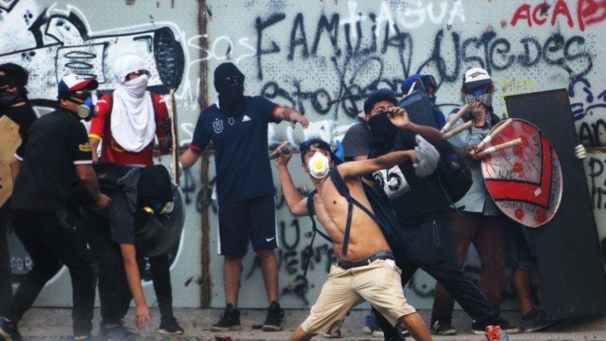 Congregados en la Plaza Italia, el epicentro de las protestas durante las últimas siete semanas, los manifestantes hicieron una demostración de fuerza.-EFE