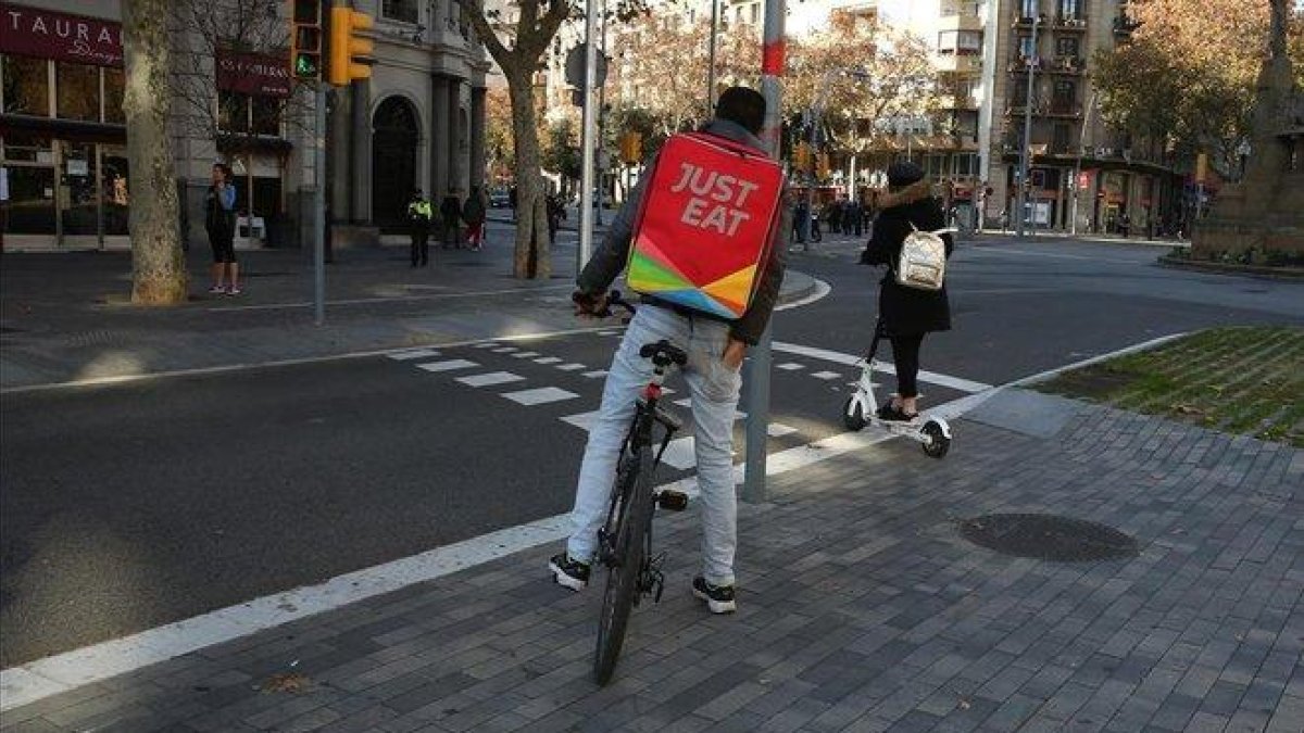 Repartidor de Just Eat, en Barcelona.-ELISENDA PONS