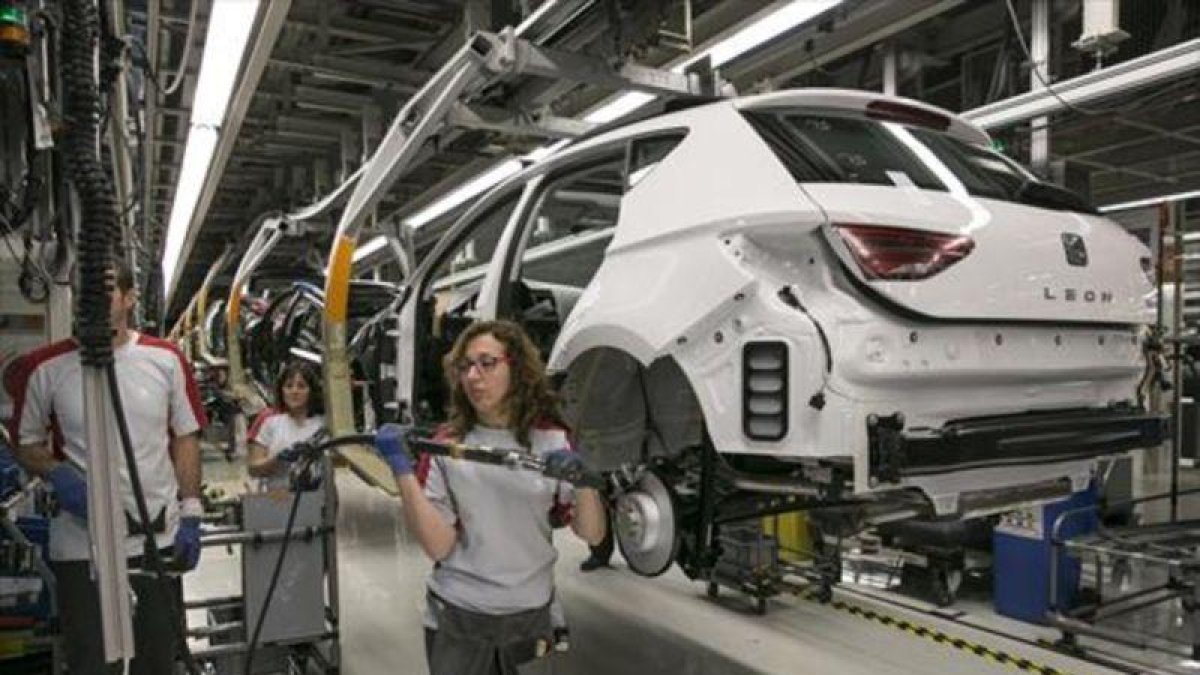 Cadena de montaje del Seat Ibiza en Martorell.-JOAN CORTADELLAS