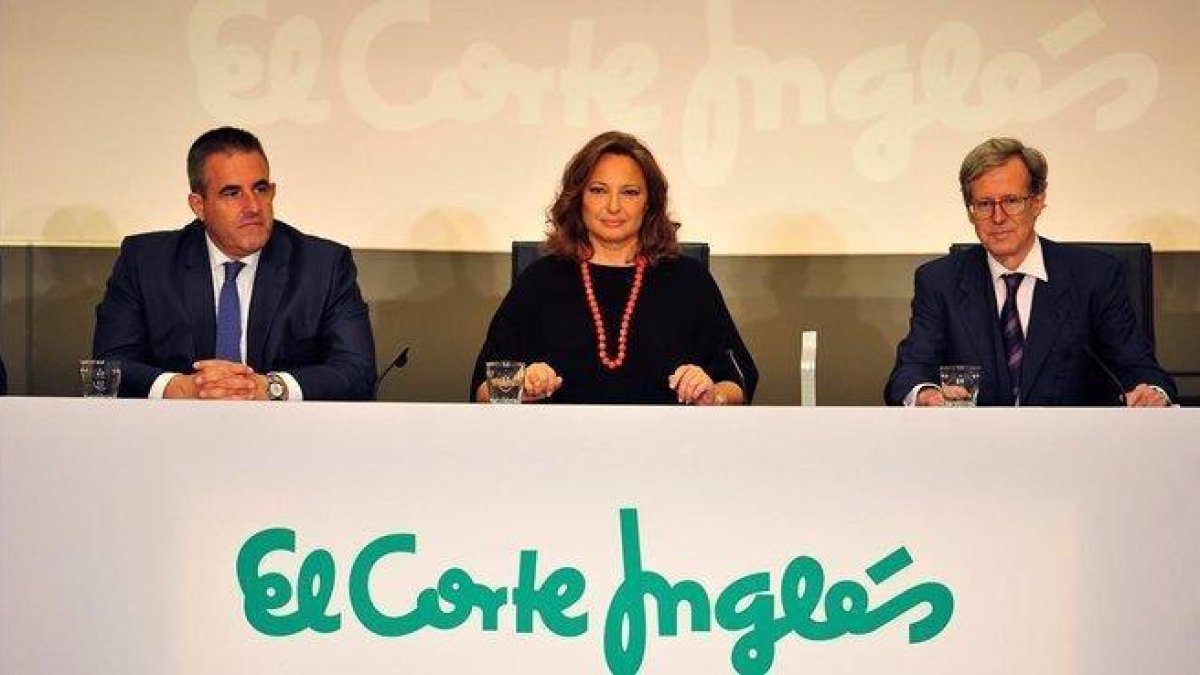 La presidenta de El Corte Ingles, Marta Álvarez (centro); junto al consejero delegado de retail, Víctor del Pozo (izquierda), y el secretario del consejo de administración, Antonio Hernáandez-Gil.-EFE / DIEGO PÉREZ CABEZA
