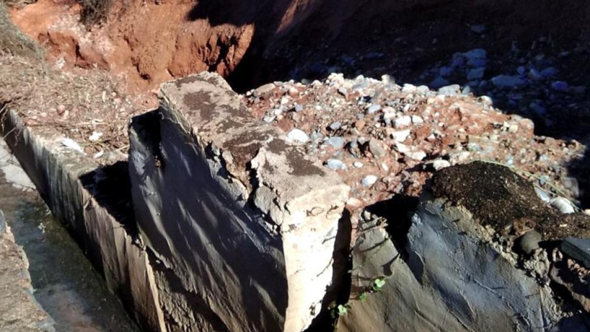 Rotura del muro de la central eléctrica de Vozmediano.-Ayuntamiento de Los Fallos.