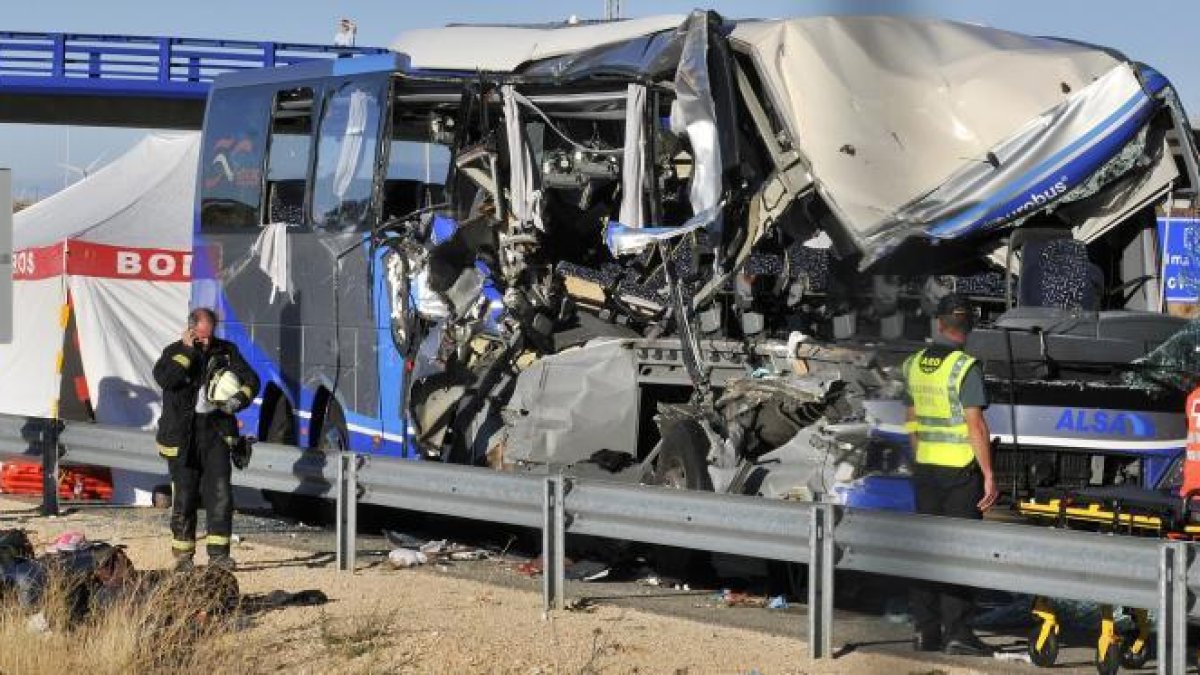 El autobús quedó gravemente afectado por el impacto.-VALENTÍN GUISANDE