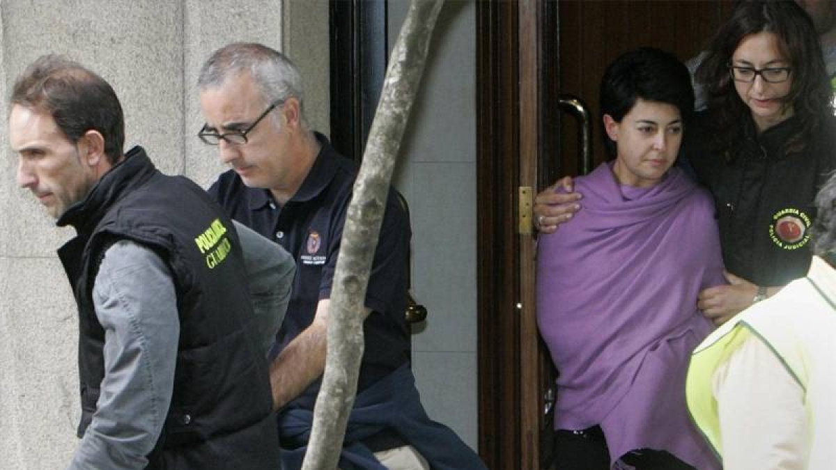 Alfondo Basterra y Rosario Porto a la salida de su domicilio en uno de los registros que realizó la Policía.-Foto: EL PERIÓDICO