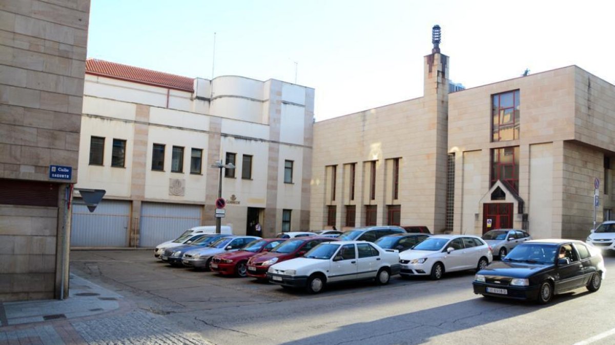 Vehículos estacionados en la plaza Rey Sabio en la tarde de ayer.-ÁLVARO MARTÍNEZ