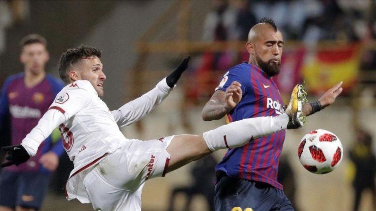Arturo Vidal pelea por un balón en el Reino de León con Jorge Ortiz, de la Cultural Leonesa-EFE / LAVANDEIRA JR