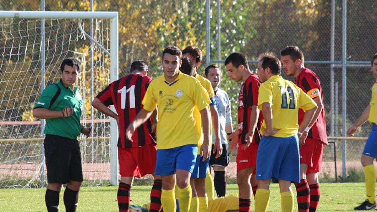 Varios jugadores del San Esteban, de amarillo, durante un partido.-