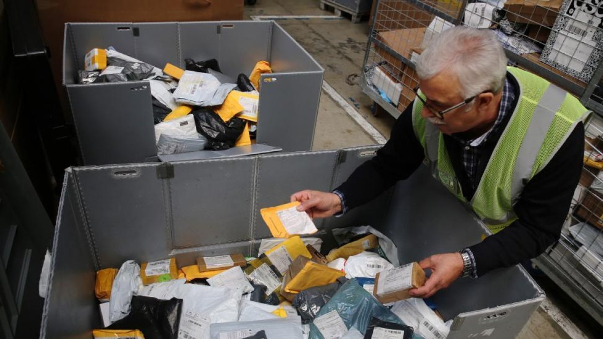 Cartas y paquetes en las instalaciones de Correos de la Zona Franca de Barcelona.-RICARD CUGAT
