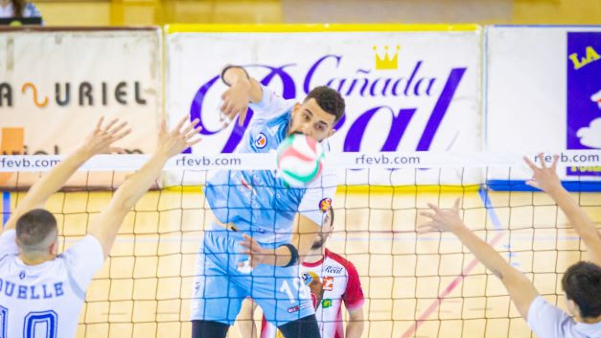 Mario Dos Santos en un remate por el centro de la red. MARIO TEJEDOR