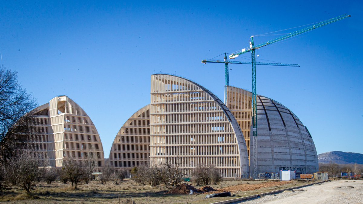 Vista general del complejo de las cúpulas del PEMA con dos grandes grúas para ejecutar las obras de rehabilitación. MARIO TEJEDOR