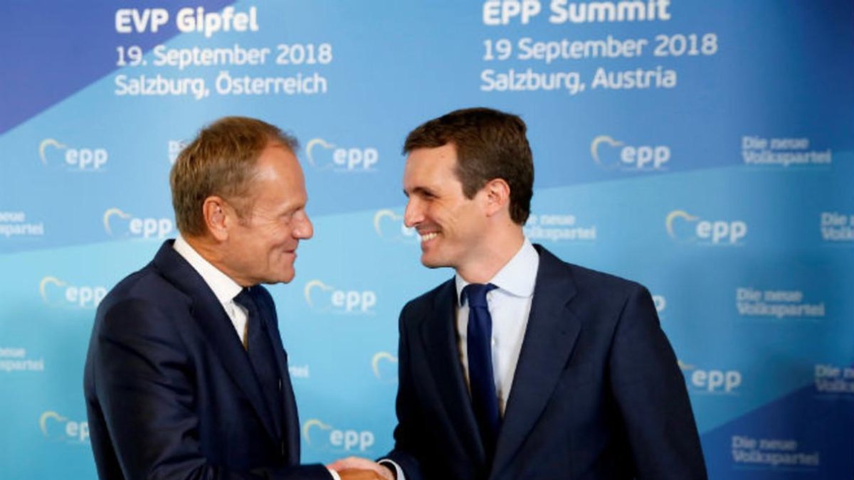 Pablo Casado saluda al presidente del Consejo Europeo, Donald Tusk.-TAREK MOHAMMED