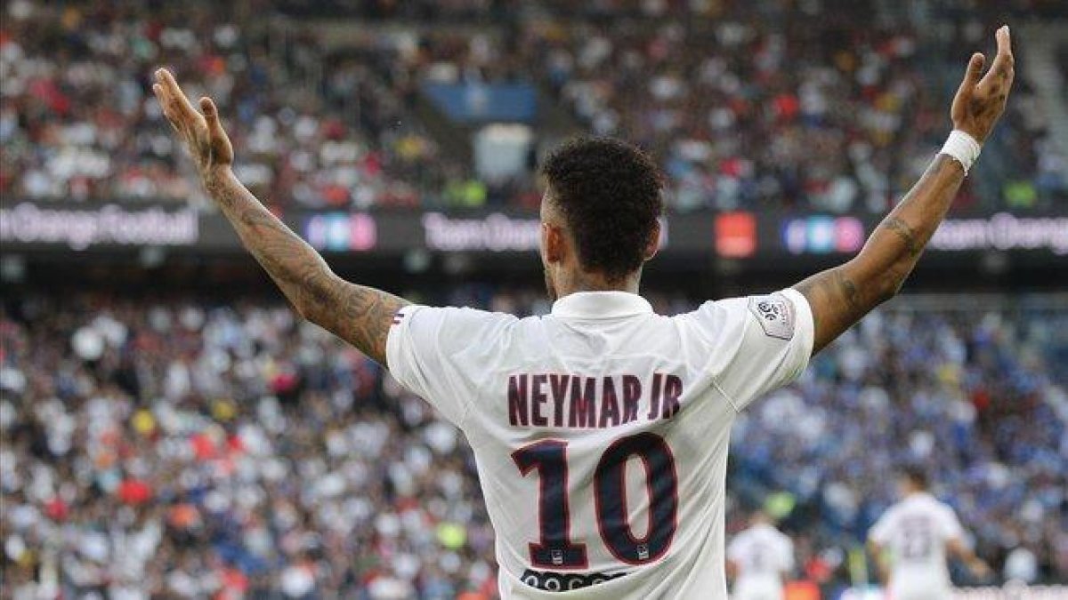 Neymar celebra su gol al Estrasburgo en el tiempo añadido.-AP / FRANCOIS MORI