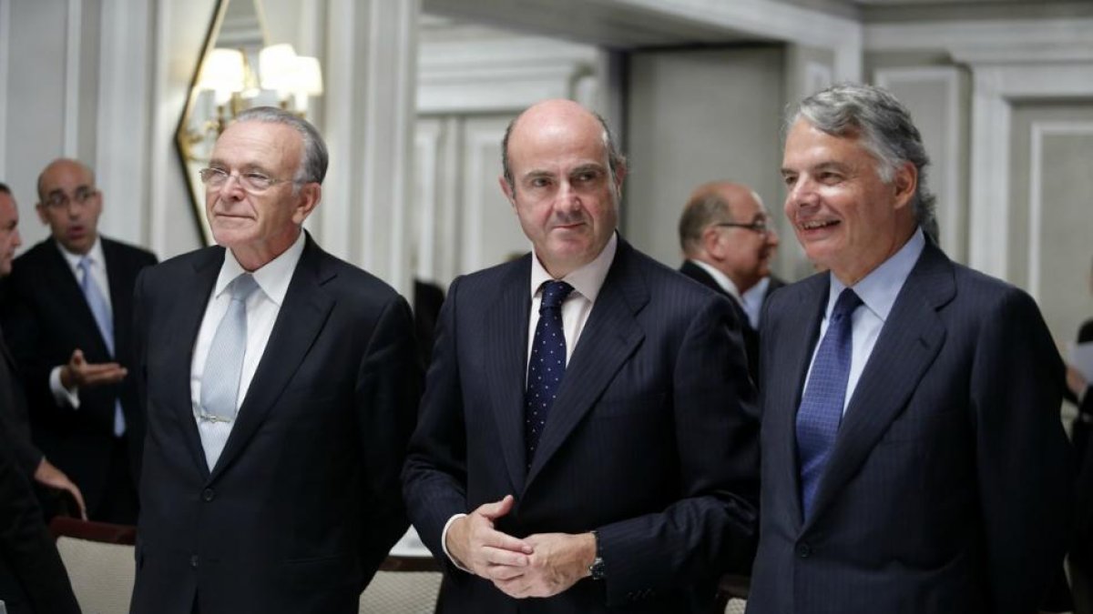 Isidro Fainé, Luis de Guindos e Ignacio Garralda, en la gala Directivo del Año, en el 2013.-DAVID CASTRO