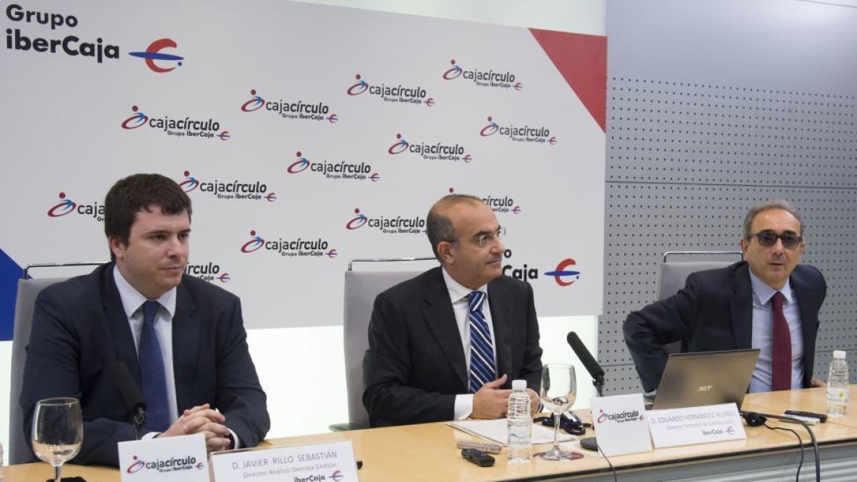 Eduardo Hernández, director territorial en Castilla y León de Ibercaja; Rodrigo Galán, director del Grupo Financiero Ibercaja (D); y Javier Rillo, director de análisis de Ibercaja Gestión (I), hacen balance de la actividad de Ibercaja en este ejercicio-Ical