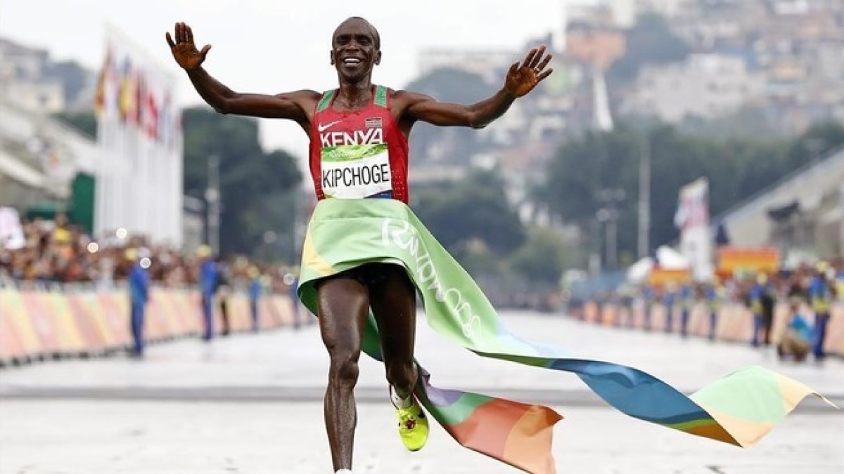 El keniano Kipchoge al cruzar victorioso la línea de meta del maratón de Río.-EFE / DIEGO AZUBEL