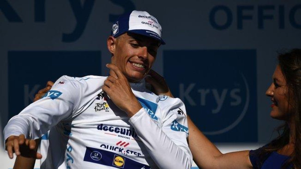 Enric Mas, en el podio de Pau, con el jersey blanco del Tour.-ANNE-CHRISTINE POUJOULAT / AFP