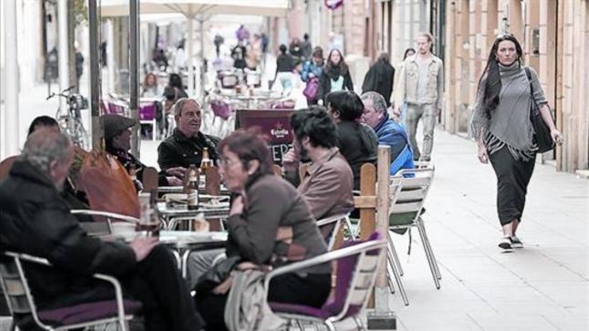 Clientes en terrazas de la calle de Blai.-Foto: RICARD CUGAT