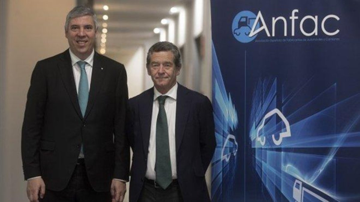 José Vicente de los Mozos (izquierda) y Mario Armero en el Automobile Barcelona.-