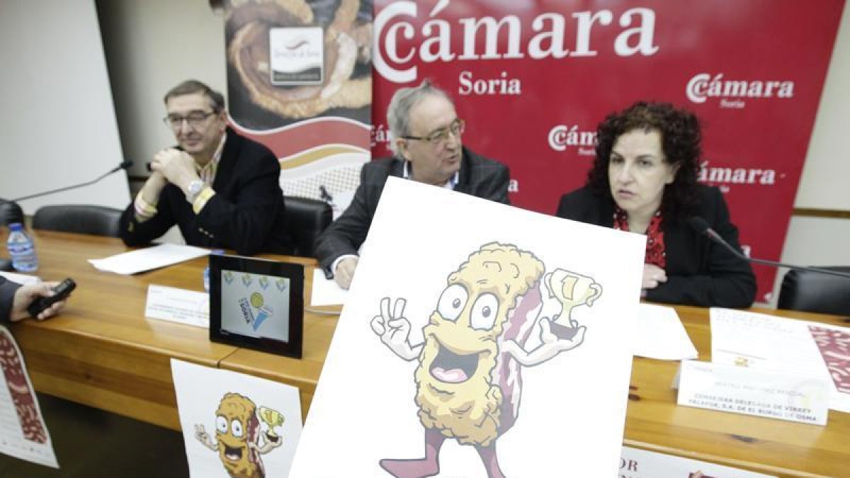 Moreno, Frías y Martínez tras la ‘mascota’ de Torrezno de Soria.-LUIS ÁNGEL TEJEDOR
