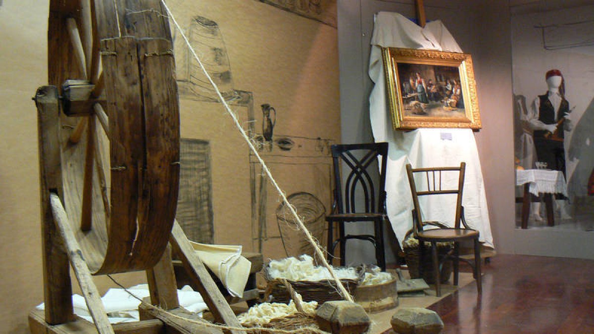 Atrezzo de ‘Las hilanderas’ junto al cuadro original. / T. C.-