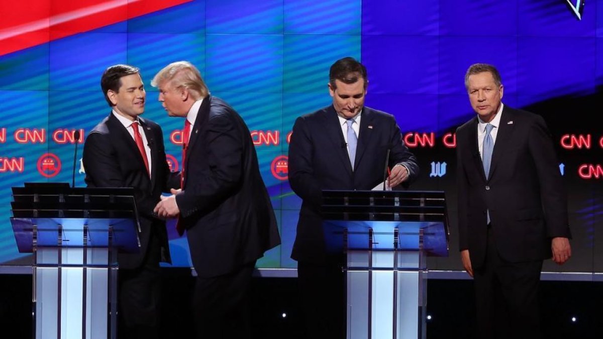 Trump saluda a Rubio (izquierda) al final del debate, junto a Ted Cruz y John Kasich, anoche en Florida.-AFP / JOE RAEDLE