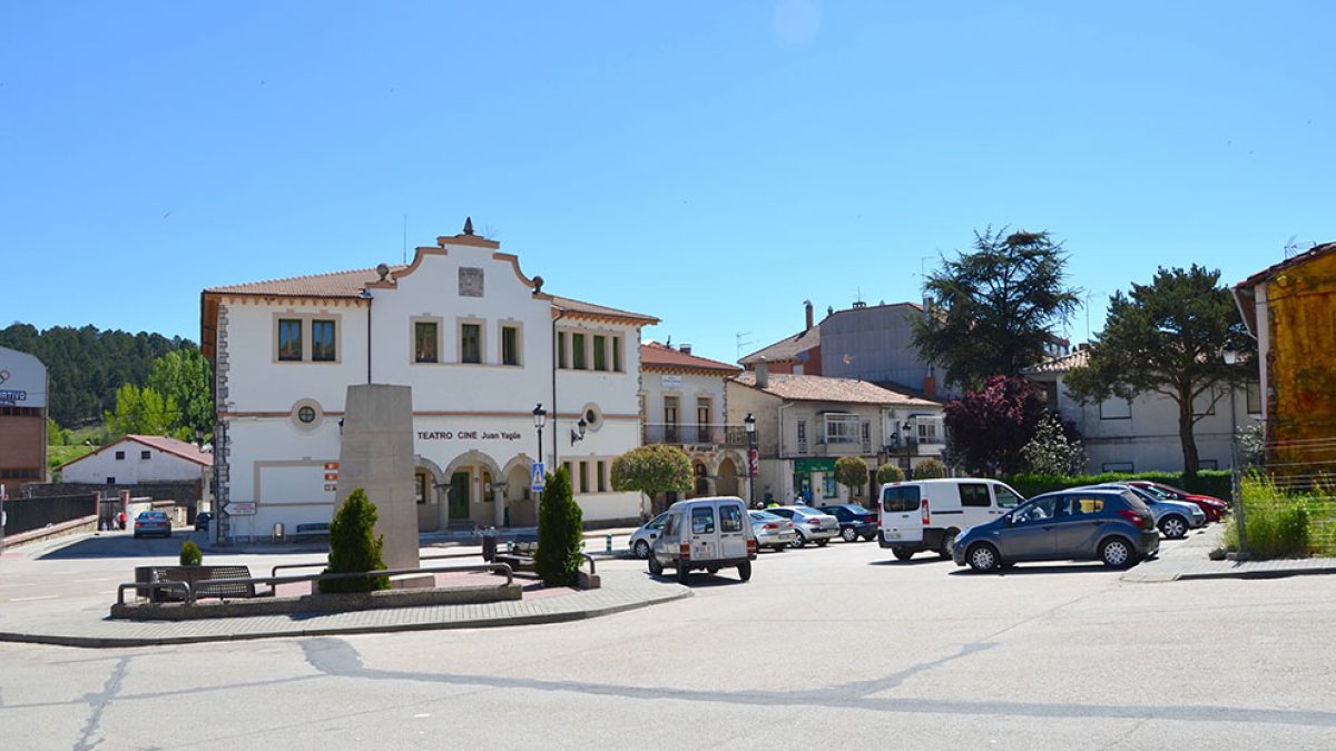 Teatro y monolito en San Leonardo que llevan el nombre de Juan Yagüe.-HDS