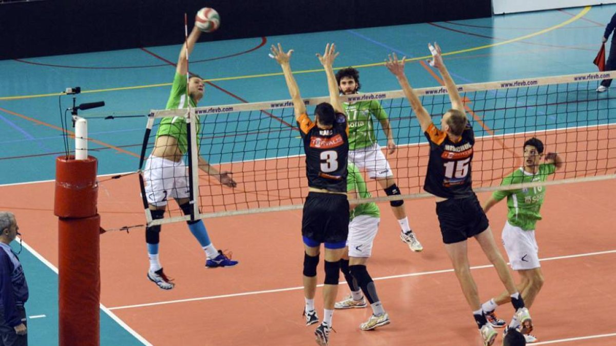Manu Salvador remata en la reciente semifinal de Copa ante Teruel.-RFEVB