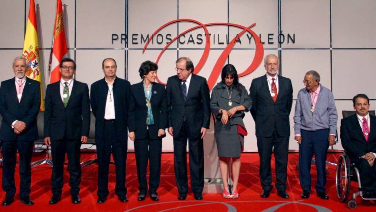 El presidente de la Junta, Juan Vicente Herrera, posa con los galardonados con los Premios Castilla y León 2014-Ical