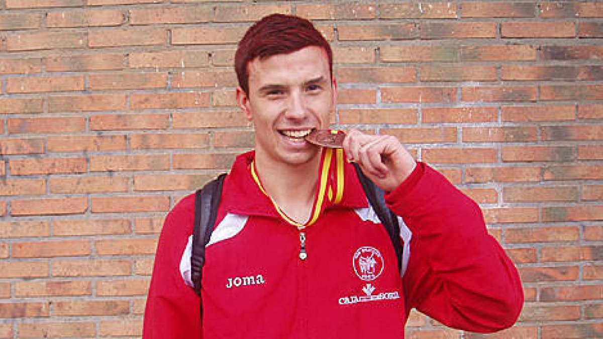 El burgense Ignacio del Buey con la medalla de bronce lograda en San Sebastián.-