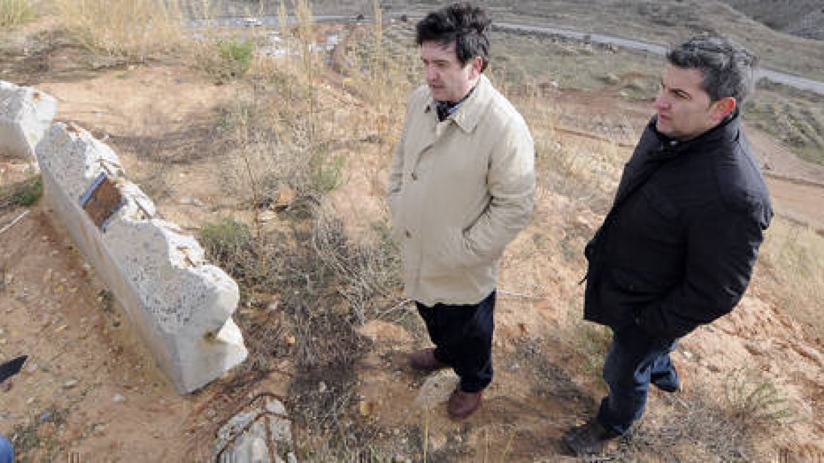 Javier Lapuerta y Javier Antón, ayer en el vertedero de Vellosillo. / VALENTÍN GUISANDE-