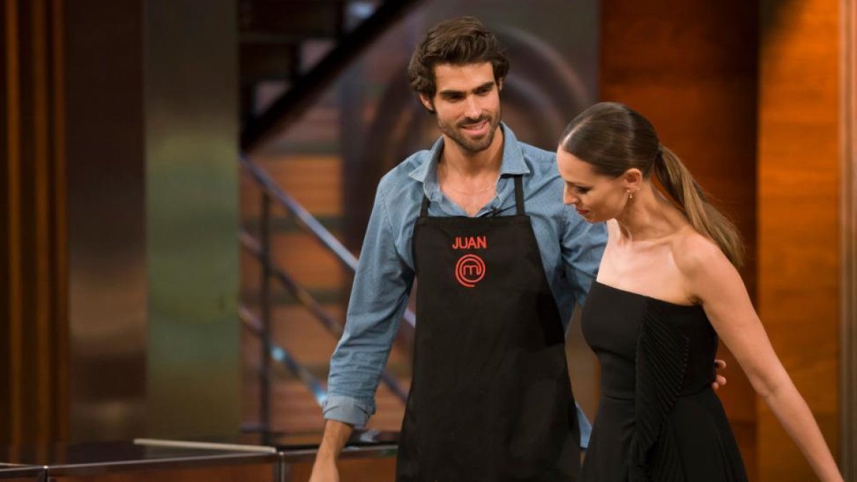 Juan Betancourt y Eva González, en la edición de este martes de Masterchef Celebrity, concurso gastronómico de TVE-1.-EL PERIÓDICO