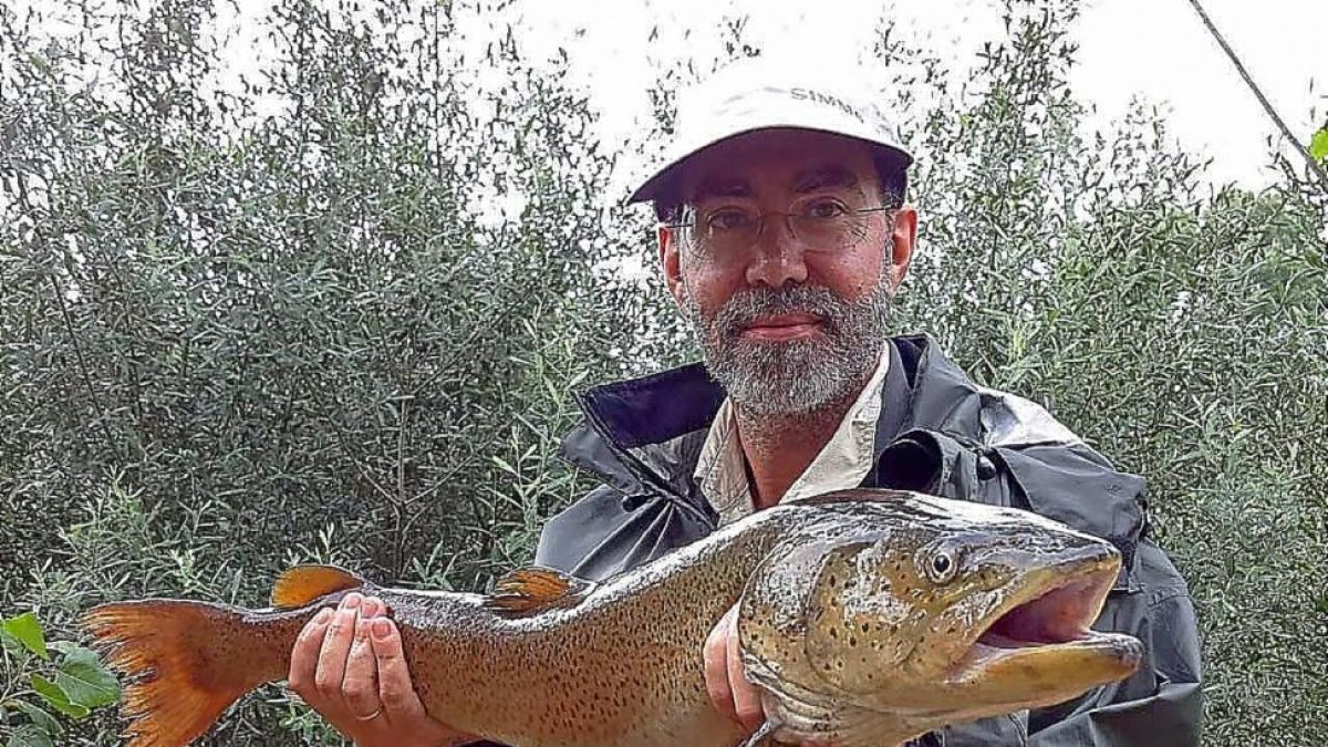 Jesús Ignacio Nogales, presidente de Pro Hucho, con un ejemplar capturado esta primavera en el Tormes.-L. FUENTE