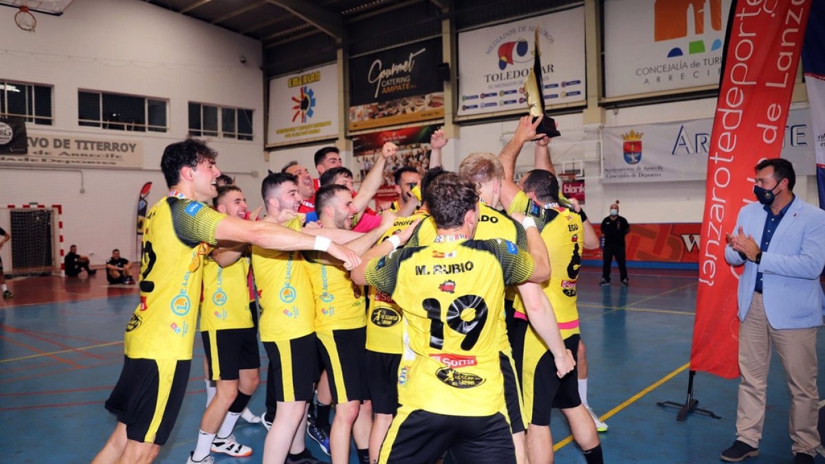 Imagen del ascenso del BM Soria logrado en Lanzarote. HDS