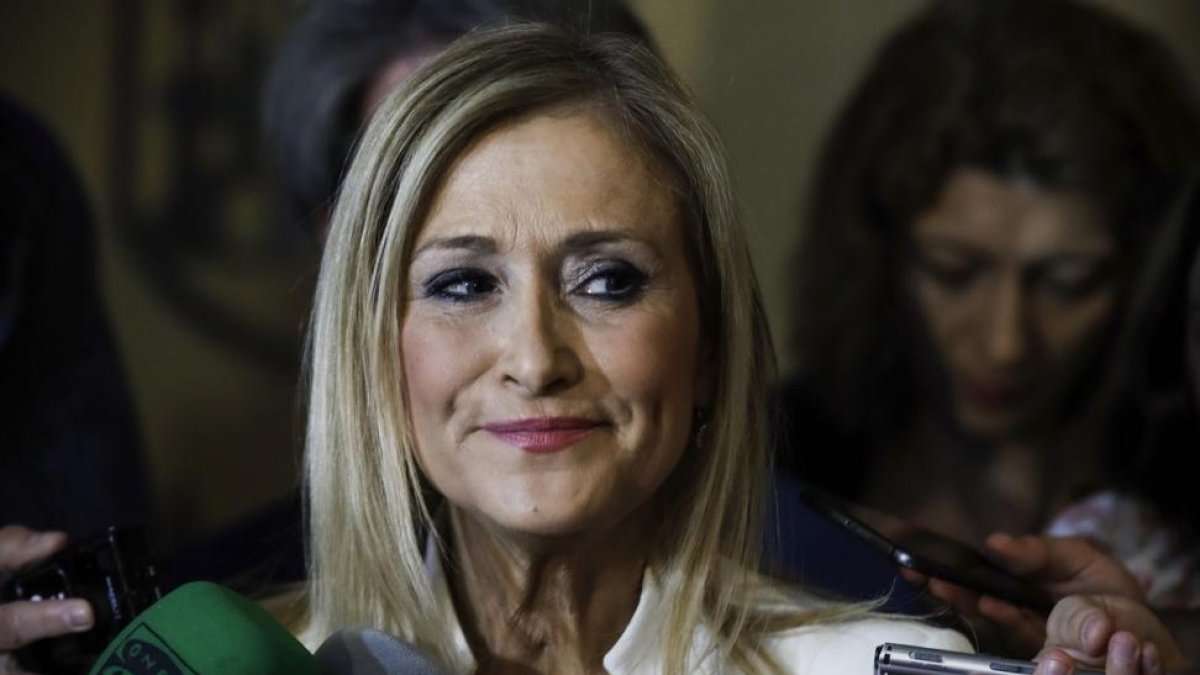 La presidenta regional Cristina Cifuentes responde a los medios a su llegada para comparecer en la comision de investigacion por corrupcion de la Asamblea de Madrid sobre los contratos de adjudicacion de la cafeteria del Parlamento en 2009 y 201-EFE / EMILIO NARANJO