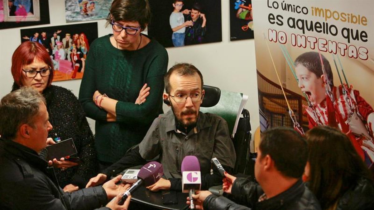El secretario general de Podemos Aragón, Pablo Echenique, realiza declaraciones a la prensa durante la visita que ha realizado hoy a las instalaciones de la Fundación Nipace, en Guadalajara, con motivo del Día Internacional de la Diversidad.-EFE/Pepe Zamora