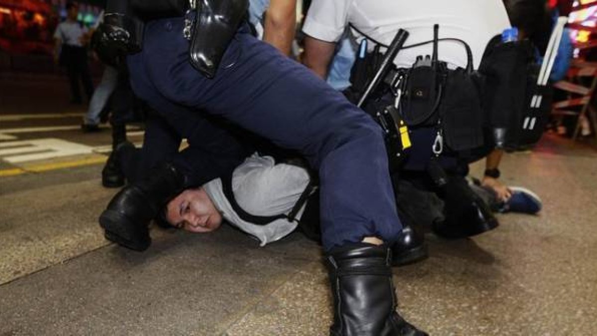 Un manifestante es detenido en Mongkok, el distrito comercial de Hong Kong.-Foto: REUTERS / BOBBY YIP