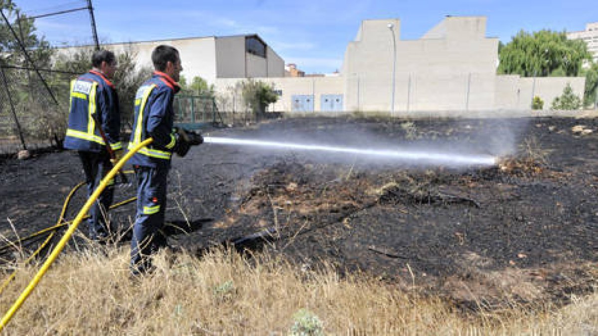 Los bomberos de la capital durante una intervención. / ÁLVARO MARTÍNEZ-