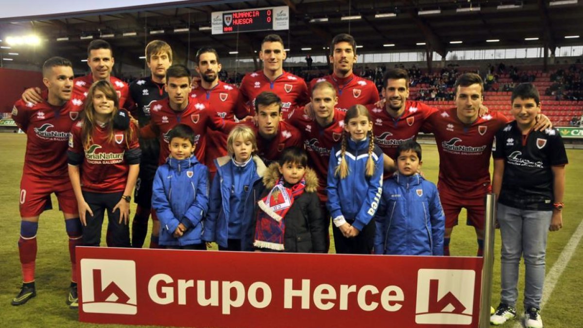 El once del Numancia con el que se iniciaba el año 2017 ante el Huesca.-María Ferrer