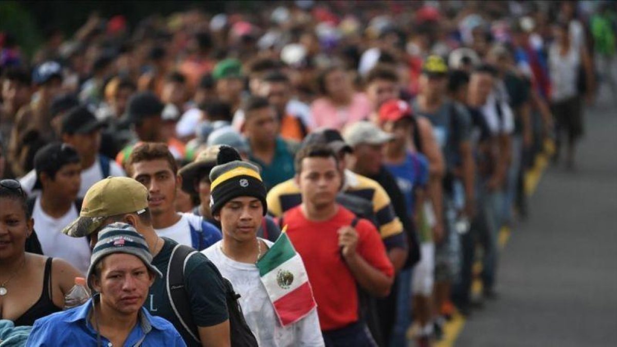 Inmigrantes hondureños, en la carretera que une las localidades mexicanas de Ciudad Hidalgo y Tapachula, el 21 de octubre del 2018.-AFP / PEDRO PARDO