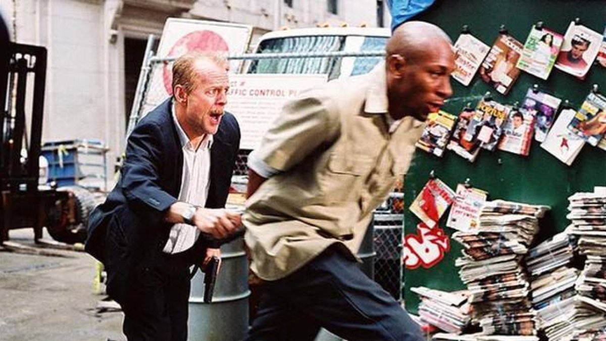 Bruce Willis y Mos Def, en plena huida de los malos, en '16 calles'.-