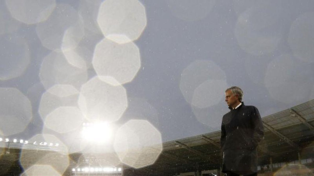 Mourinho, durante el partido contra el Hull City.-REUTERS / LEE SMITH