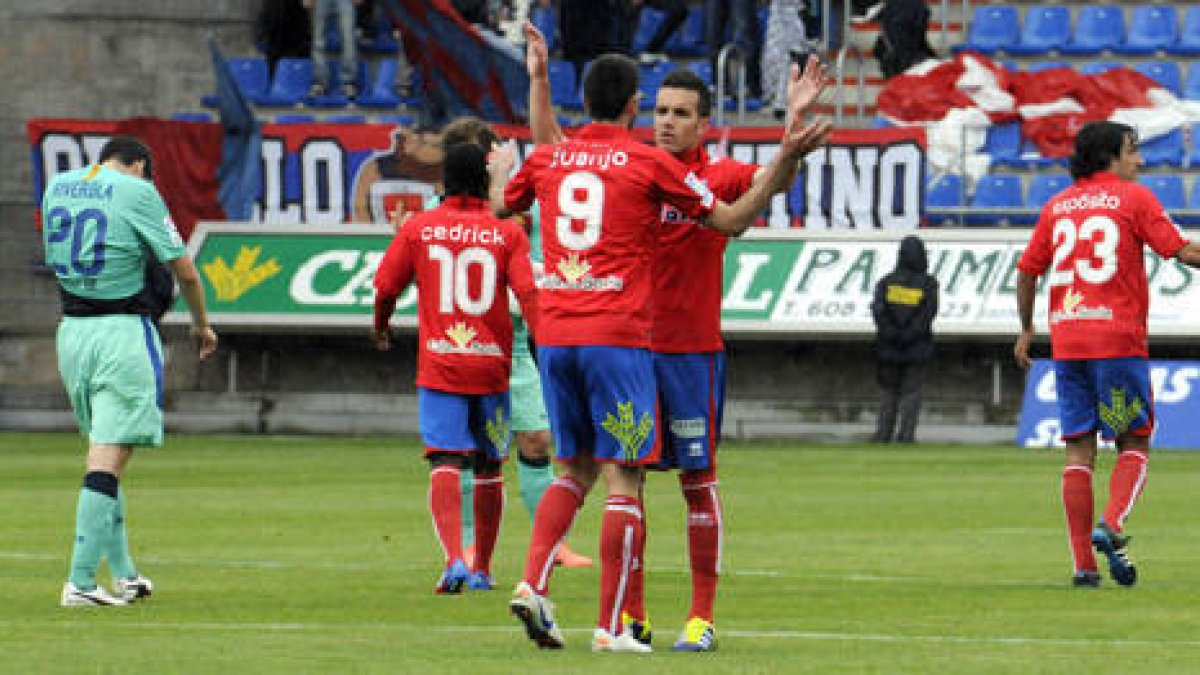 Julio Alvarez celebra con Juanjo el tercer gol numantino. / ÁLVARO MARTÍNEZ-