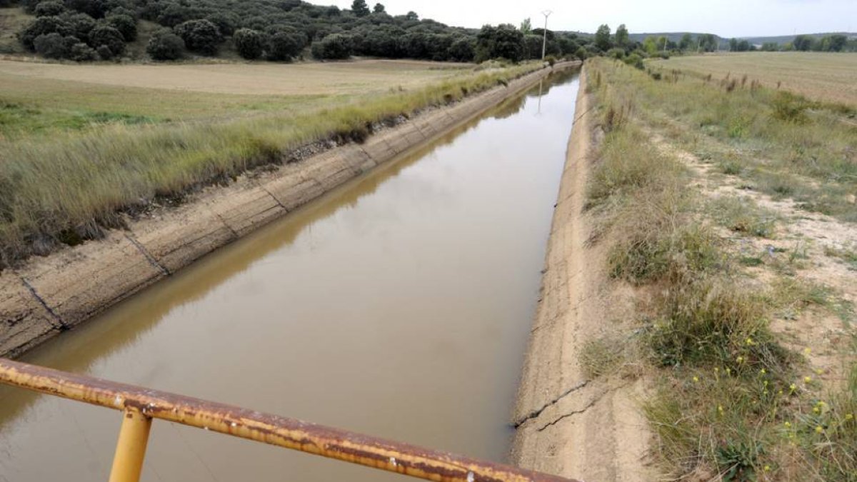 Canal de riego a su paso por Almazán-V. G.