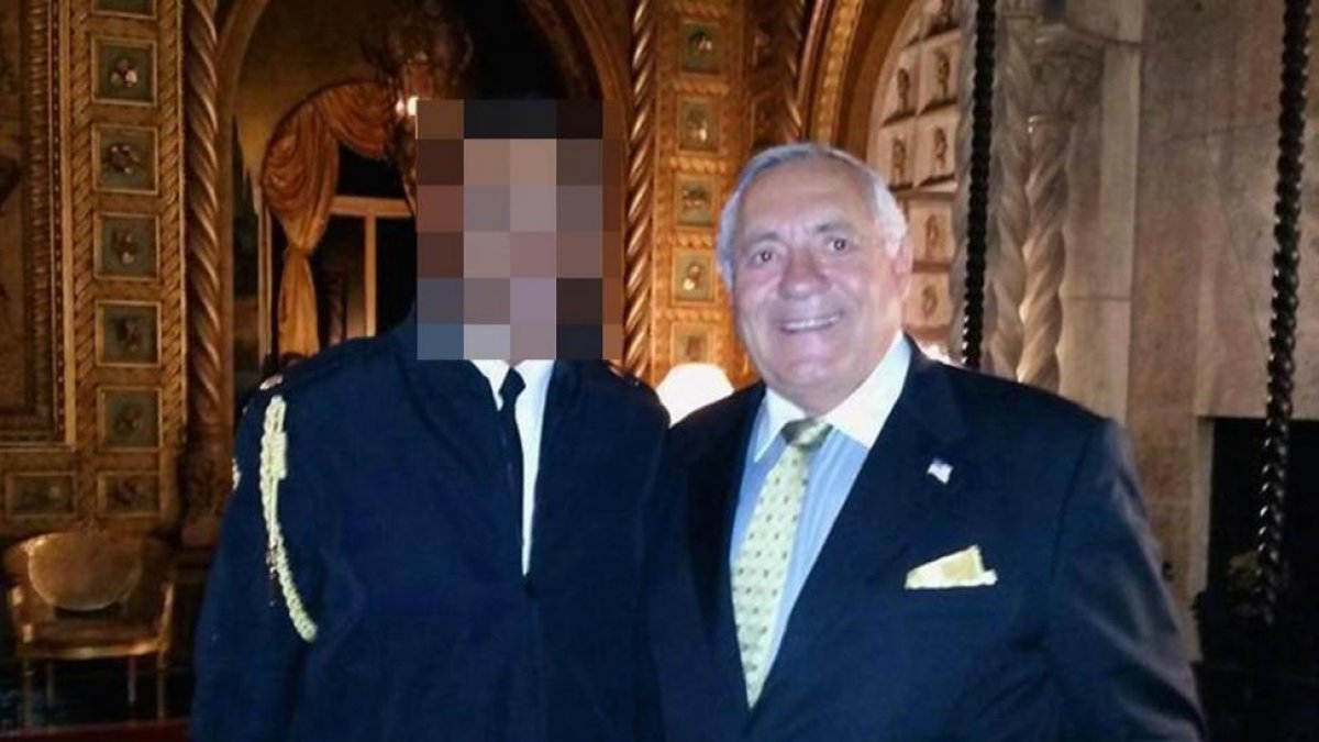 Foto de un invitado de Trump con el oficial que lleva el maletín nuclear.-