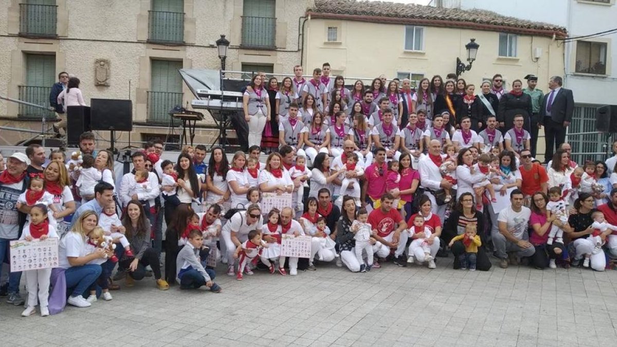 Foto de familia tras la imposición de los pañuelos-HDS