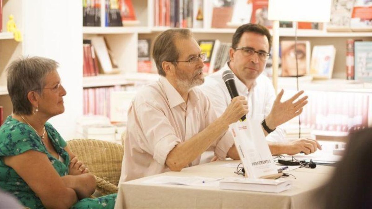 Andreu Missé, entre Milagros P.Oliva y Antoni Garrido, en al librería +Bernat, el lunes.-ANDREA BOSCH