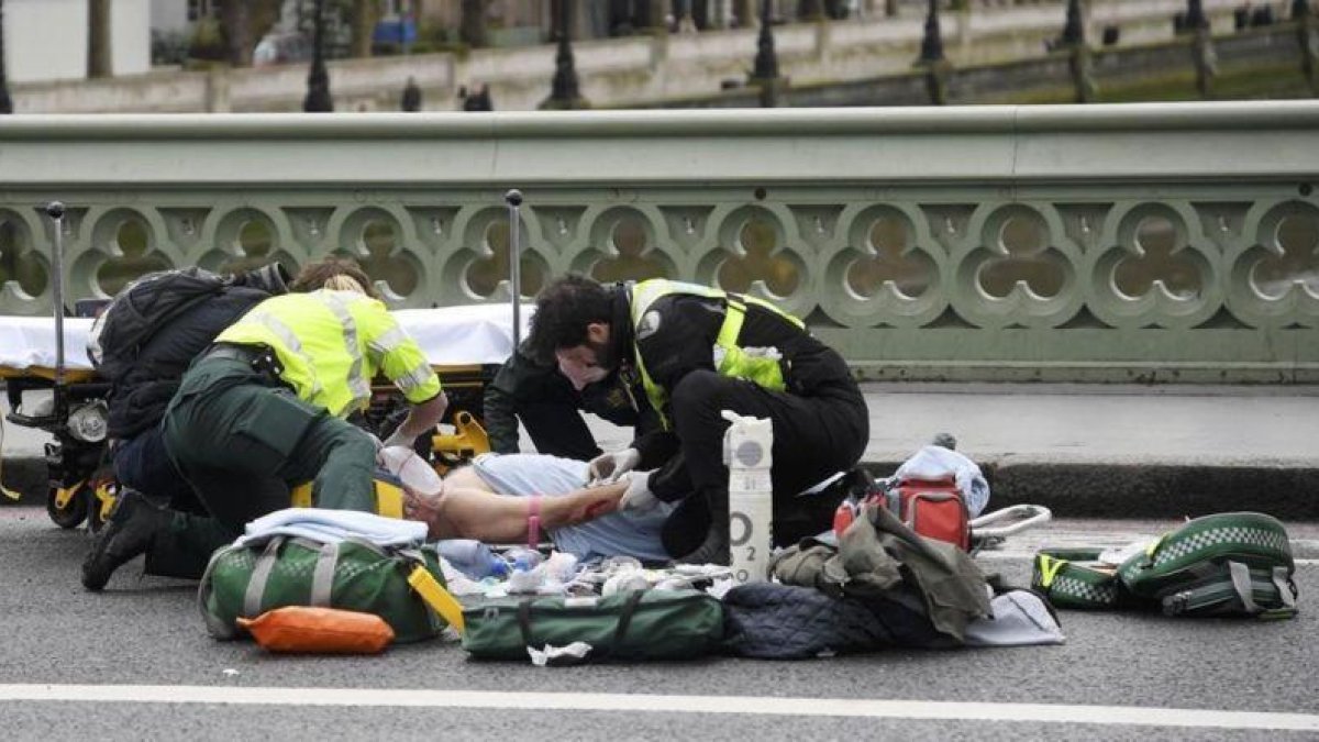 Los servicios médicos atienden a un herido.-TOBY MELVILLE