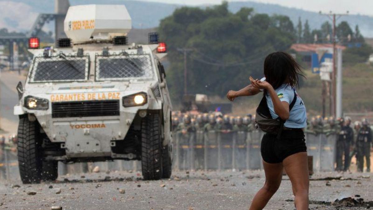 Venezolanos se enfrentan a los Policias de la Guardia Nacional en la frontera entre Pacaraima  Brasil  y Venezuela.-EFE