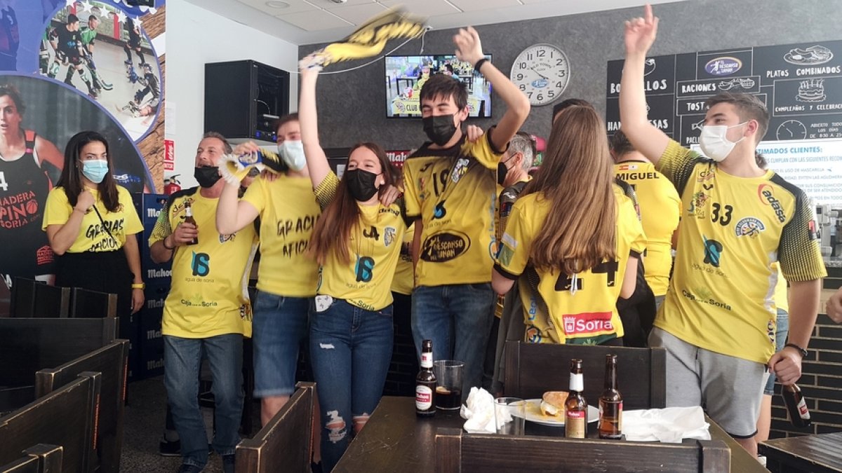 Aficionados del BM Soria celebrando el ascenso en el Descanso del Sanan. J.A.U.