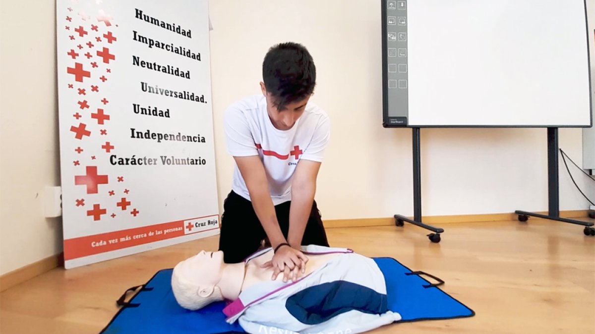 Realización de una RCP a cargo de Óscar, voluntario de Cruz Roja.-MARIO TEJEDOR